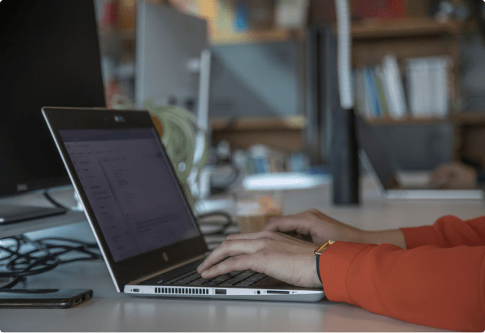 arbeidsdeskundige achter een laptop