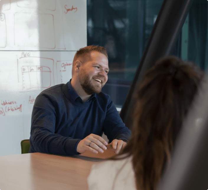 expert sociale zekerheid lachend aan tafel